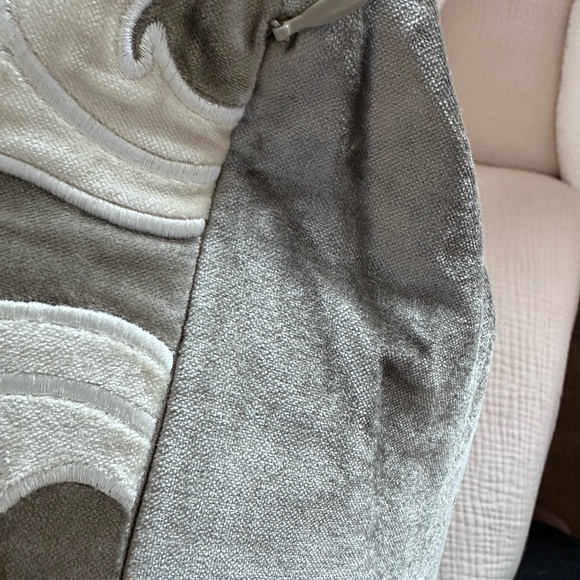 🦋1/2OFF🦋silver and ivory embroidered velvet accent pillow.22x22. Inc down insert - Picture 4 of 10